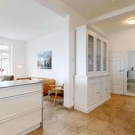 FeWo direkt am Strand mit Balkon und Meerblick, Villa Seeblick, Binz Apartment *