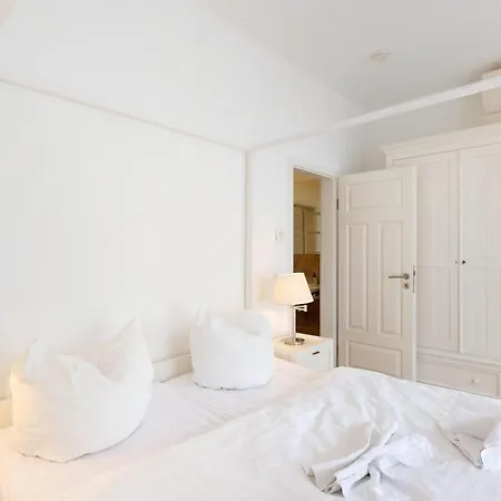 FeWo direkt am Strand mit Balkon und Meerblick, Villa Seeblick, Binz Apartment *