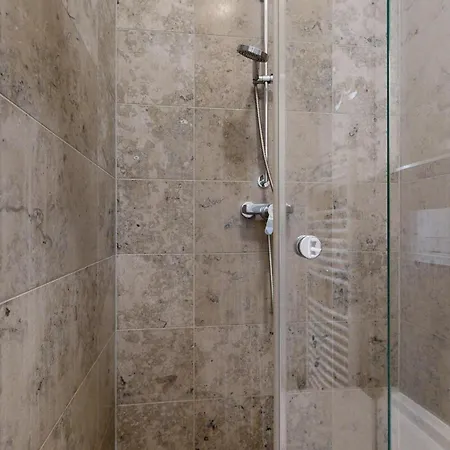 FeWo direkt am Strand mit Balkon und Meerblick, Villa Seeblick, Binz Apartment *